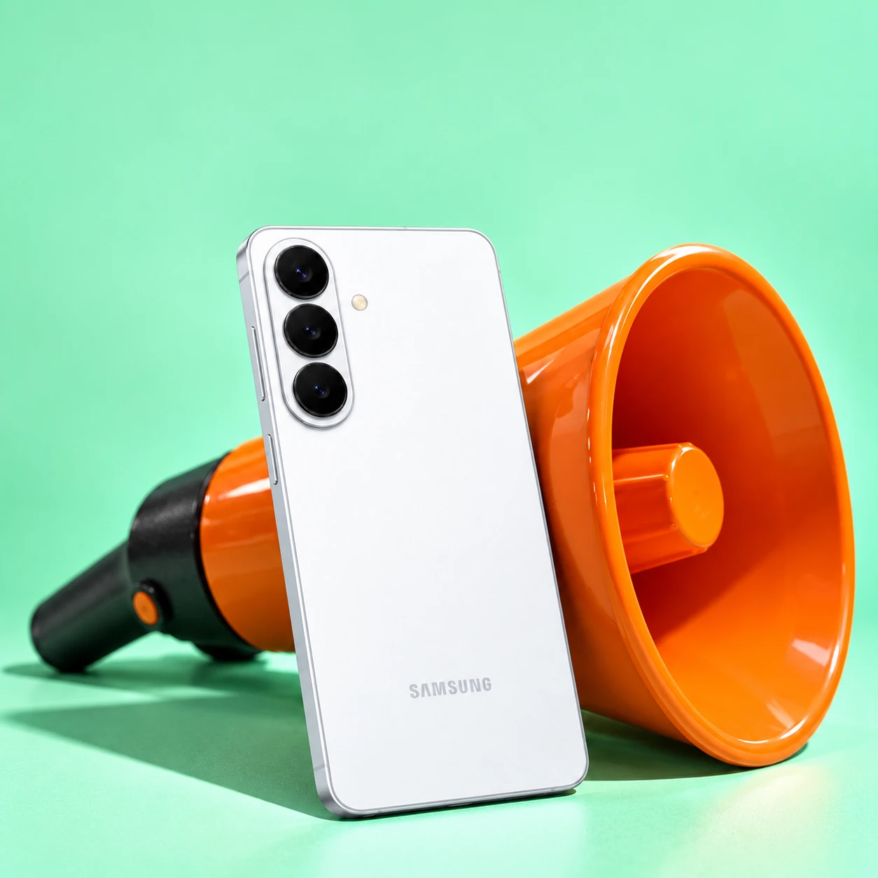 Samsung Galaxy S26+ 12 ГБ / 256 ГБ в белом цвете