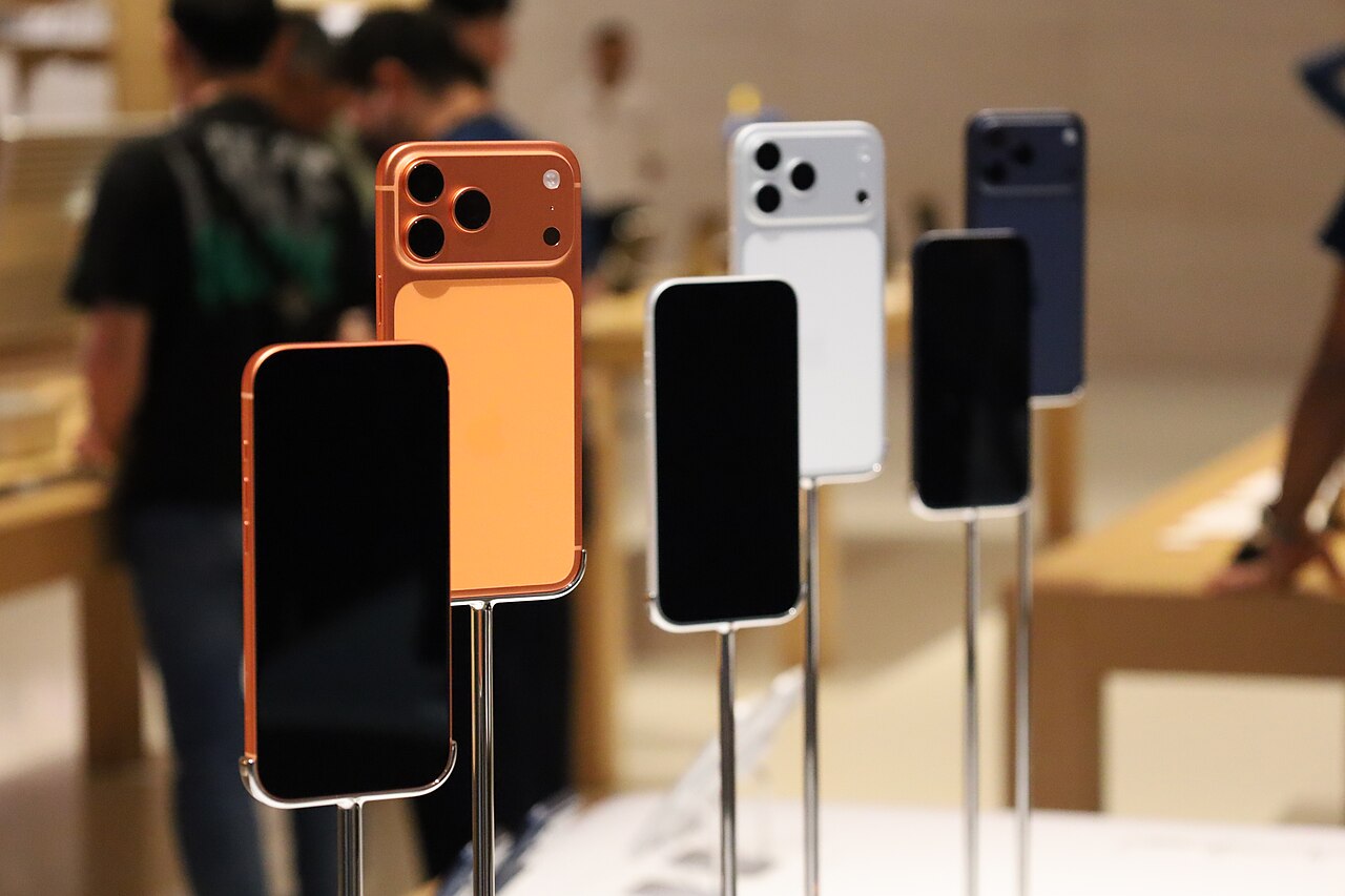 iPhone на витрине — перед покупкой проверяют, что нет чужой блокировки активации