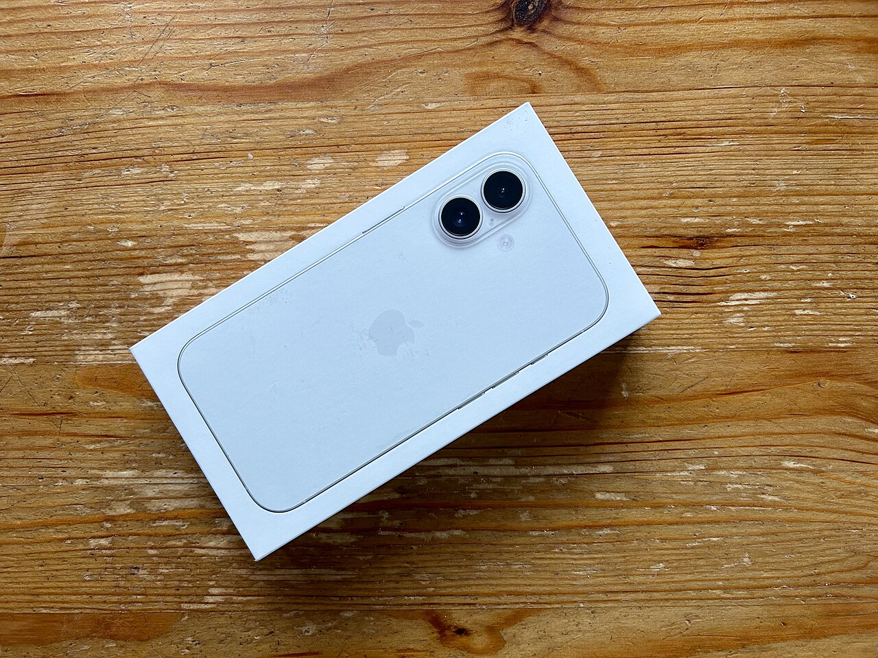 Коробка iPhone 16 — с этой модели часто сравнивают переход на 17