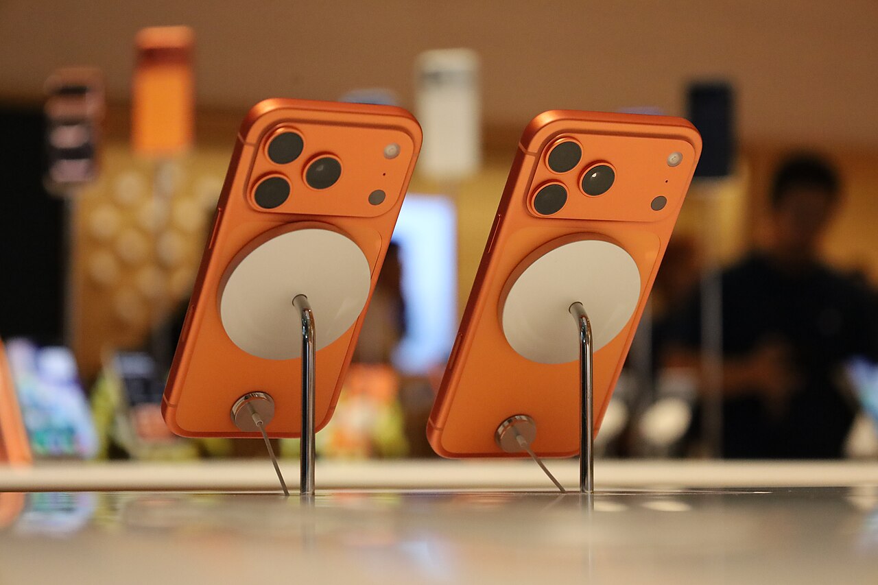 iPhone 17 Pro Cosmic Orange — камерный блок, с которым сравнивают 16 Pro