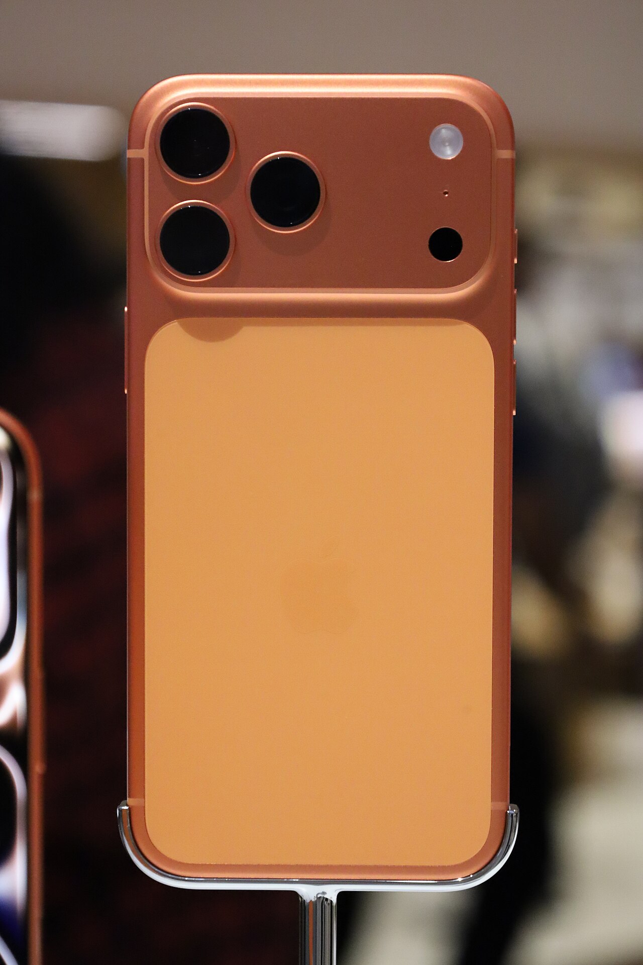 iPhone 17 Pro Max Cosmic Orange — камерный блок Pro