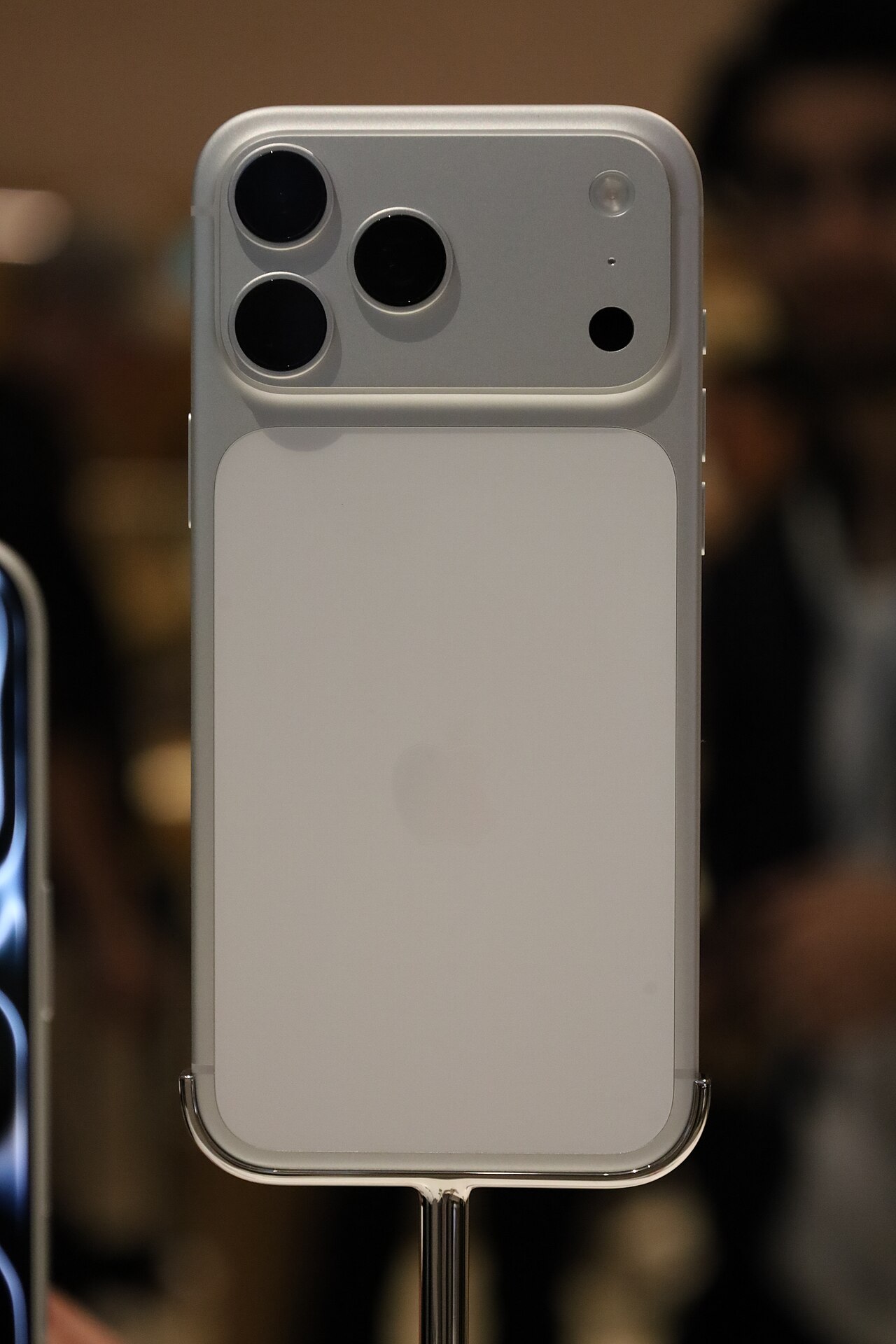 Серебристый iPhone 17 Pro Max: горизонтальный блок из трёх камер