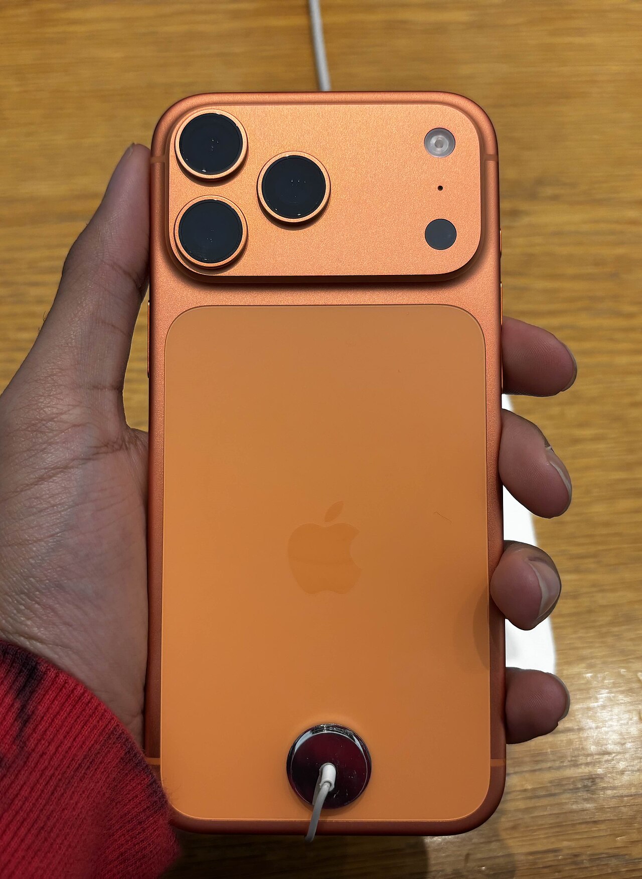 iPhone 17 Pro Max Cosmic Orange — камерный блок линейки Pro