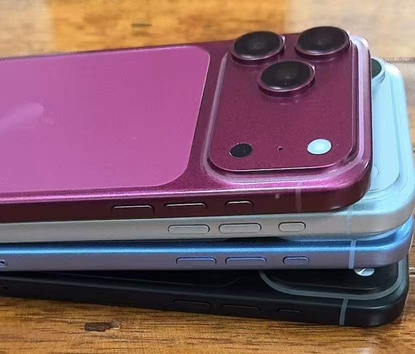 Стек макетов iPhone 18 Pro: Dark Cherry, серебро, голубой и чёрный