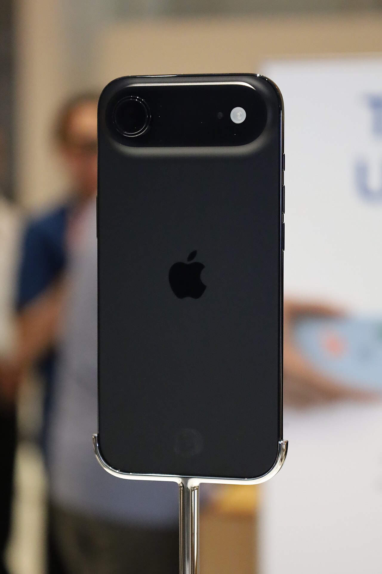 iPhone Air Space Black на витрине