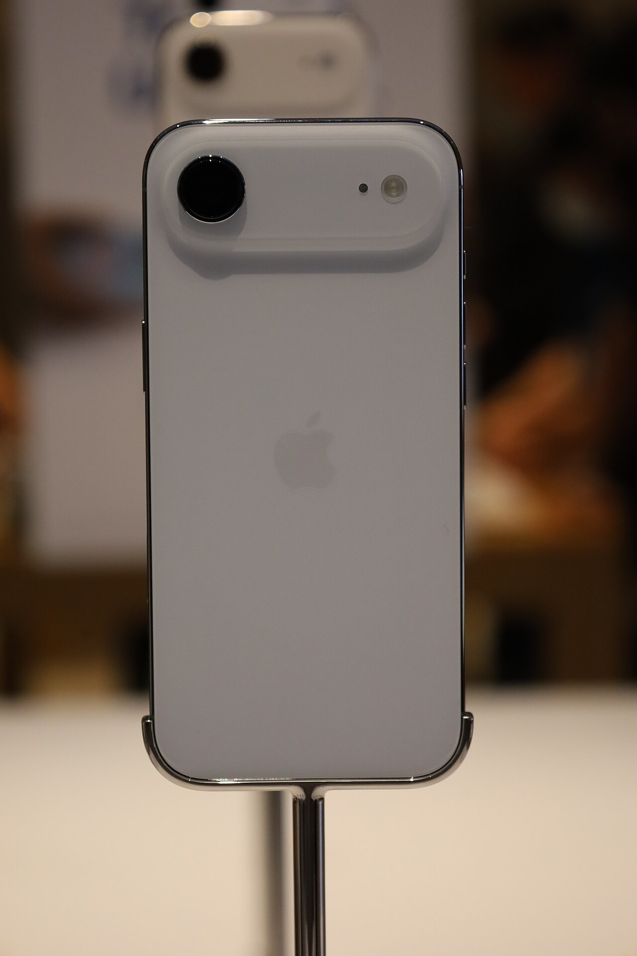 iPhone Air Sky Blue — тонкая модель рядом с обычным iPhone 17