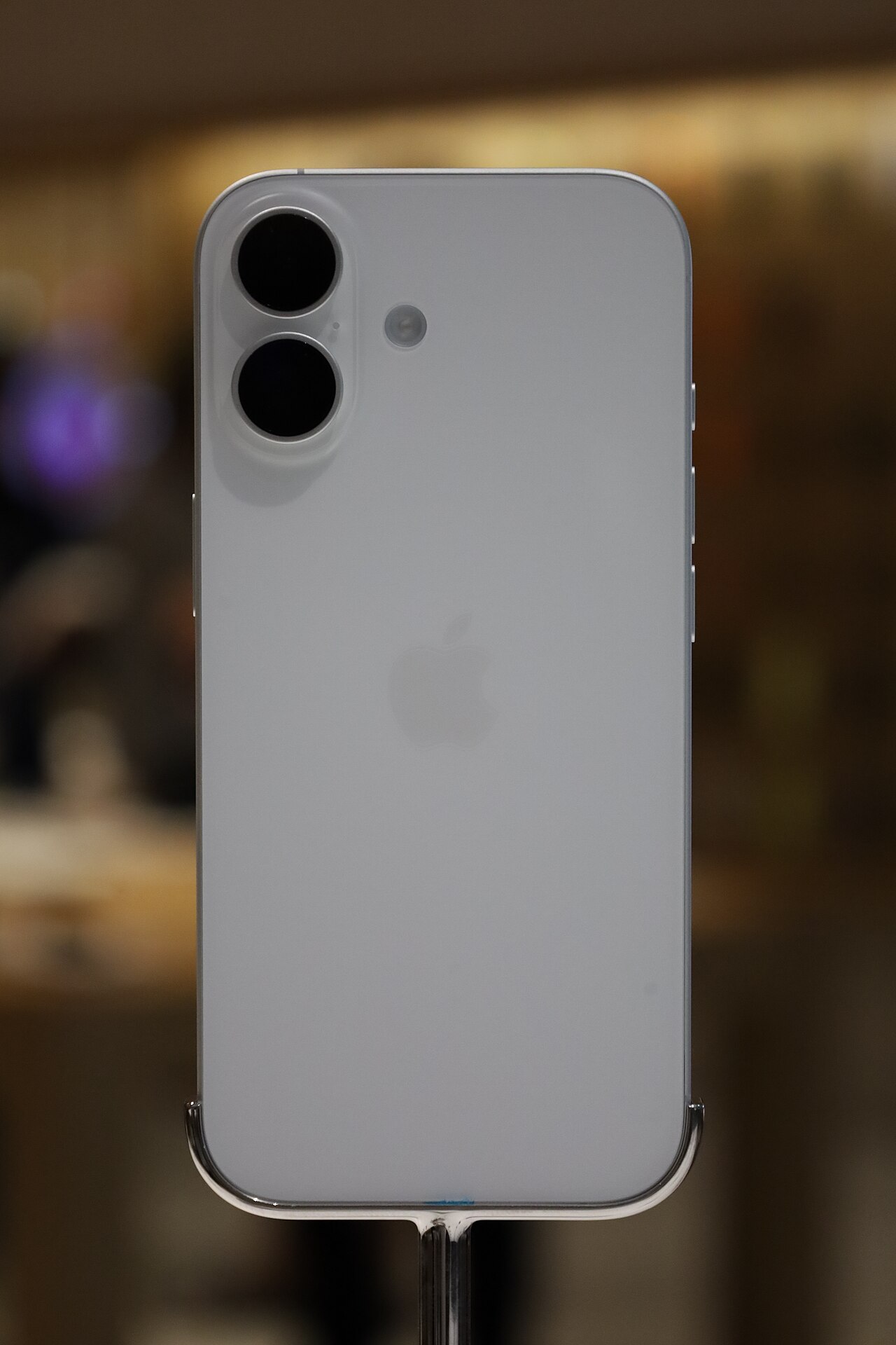 iPhone в руках на осмотре — после ремонта смотрят не обои, а зазоры и меню