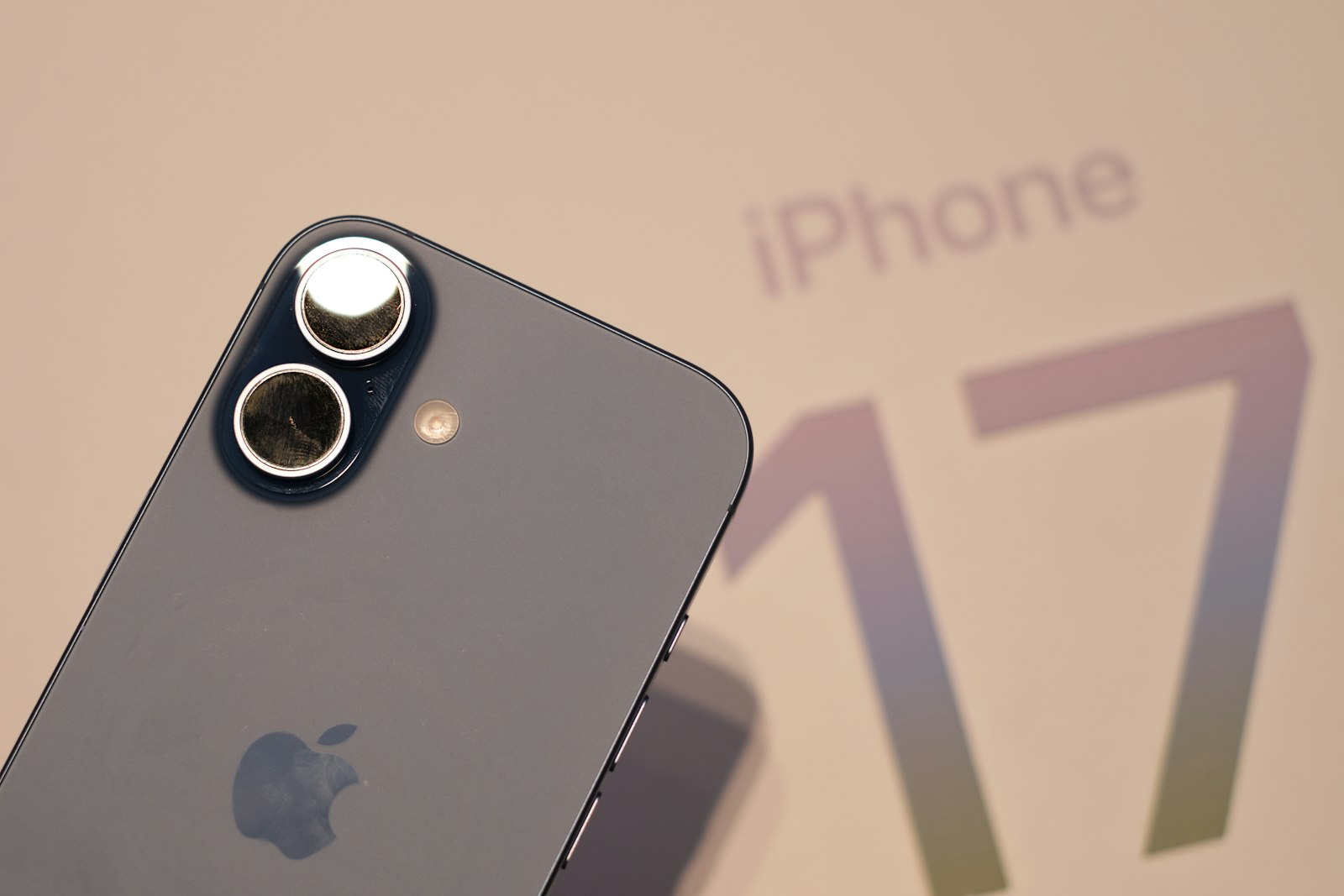 Экран iPhone — True Tone и яркость настраивают под комнату, не под чужой скриншот