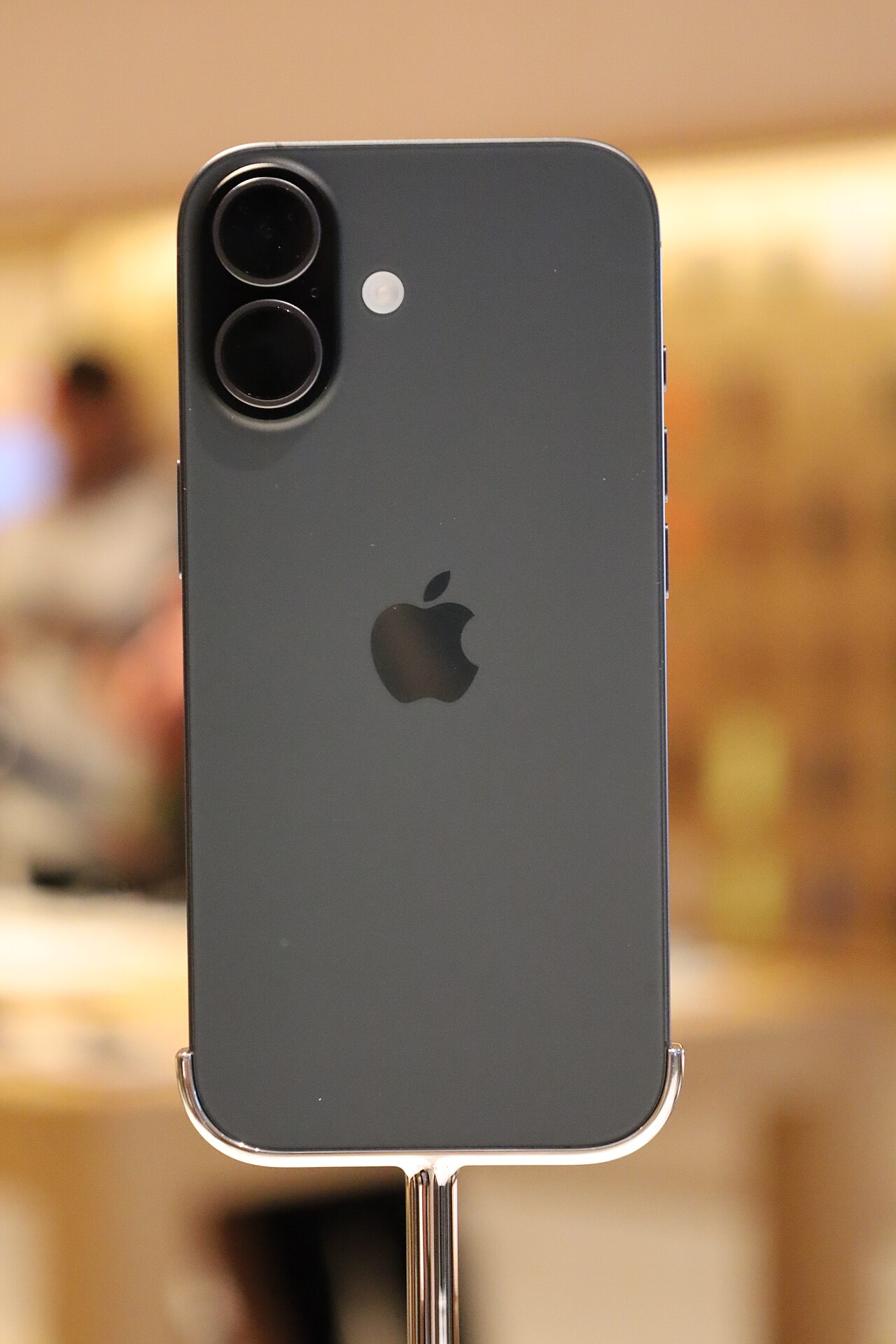 Чёрный iPhone 17 — серийный номер сверяют в настройках и на коробке
