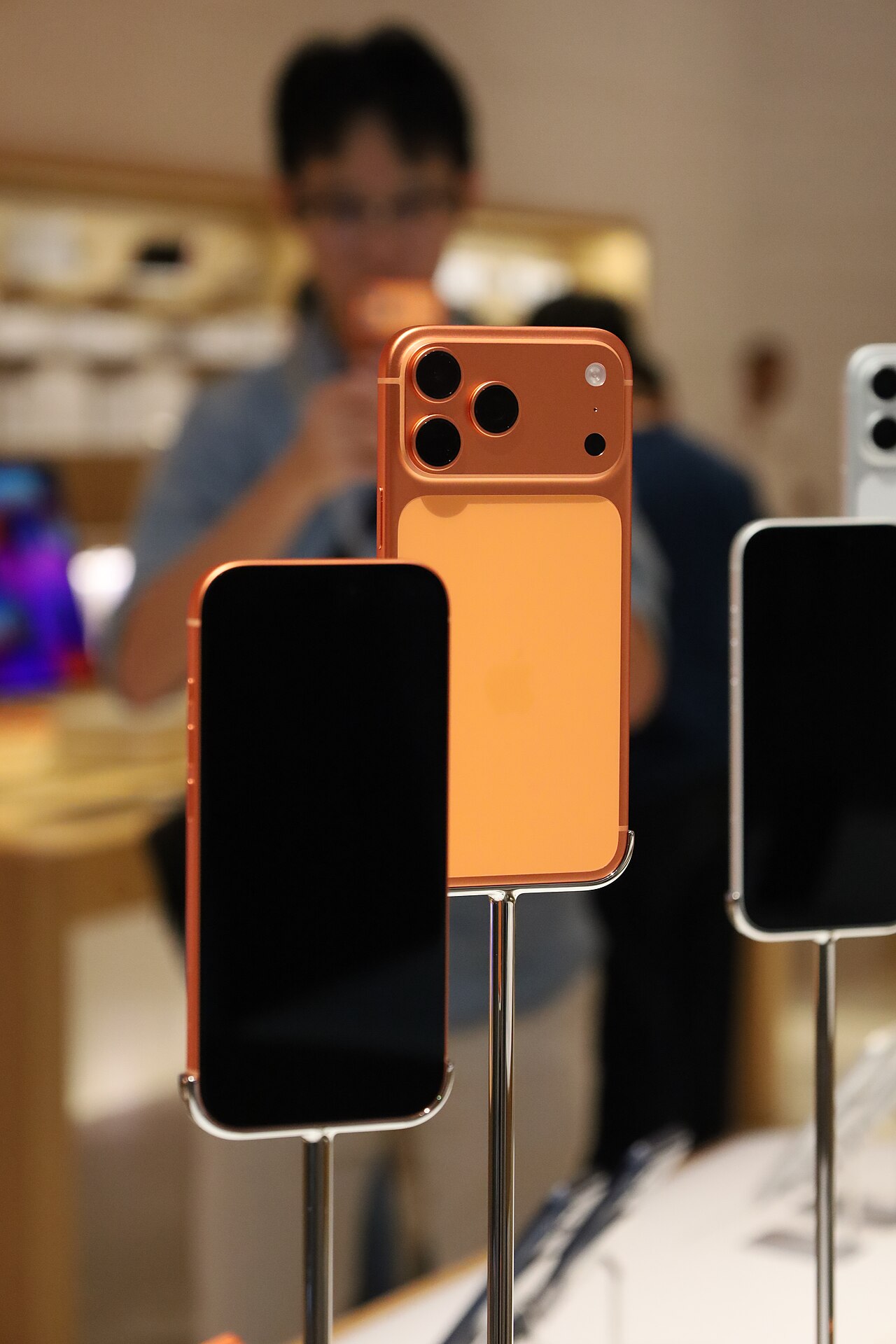 iPhone на витрине — «Найти» включают в своём Apple ID, не в чужом
