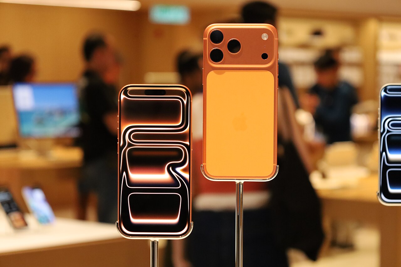 iPhone на витрине — какую модель брать подростку, а не «самый дорогой»