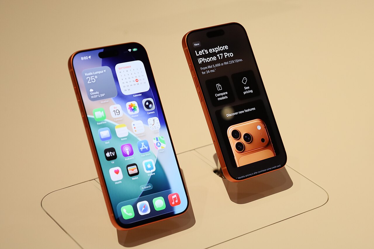 Новый iPhone 17 на витрине — сравнивать с 16 только при равной памяти