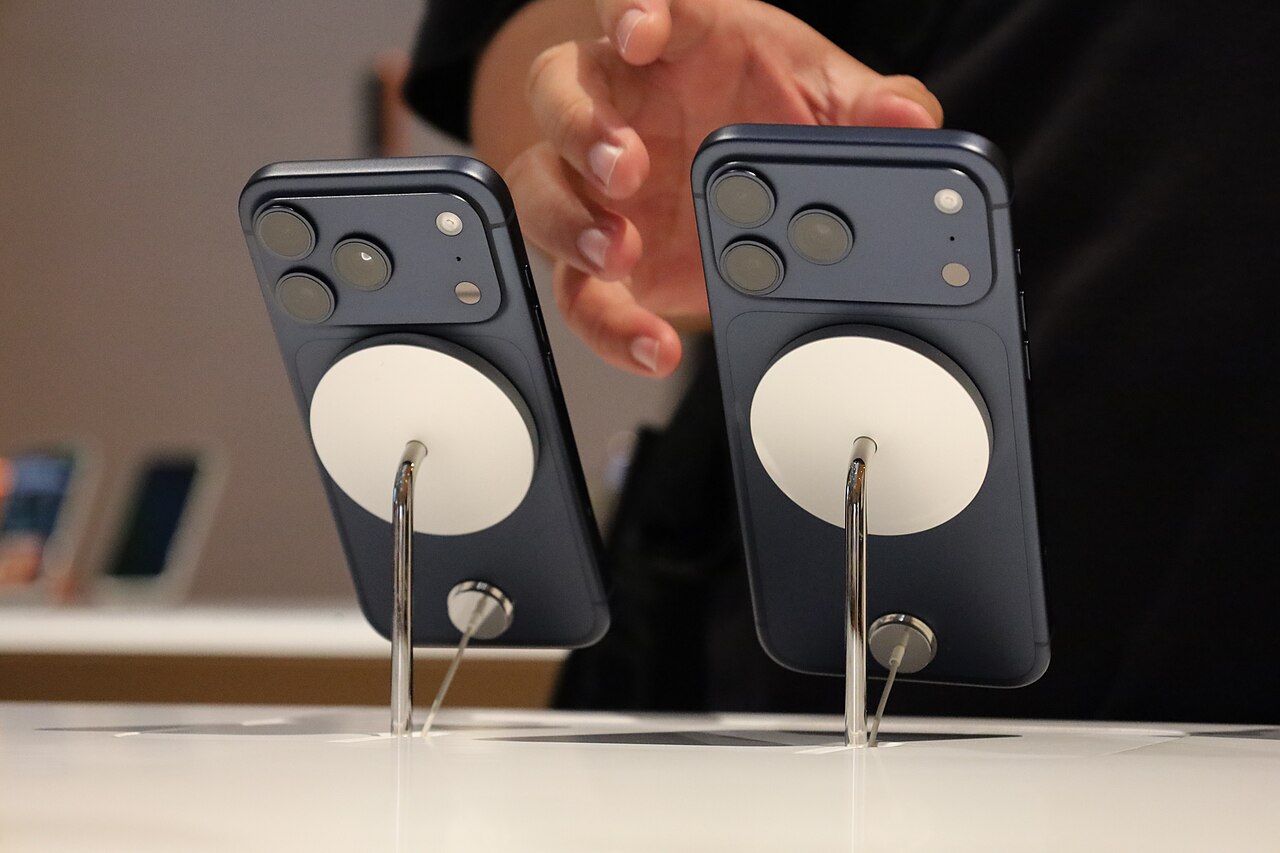 Большой iPhone на витрине — нужен ли формат Pro Max