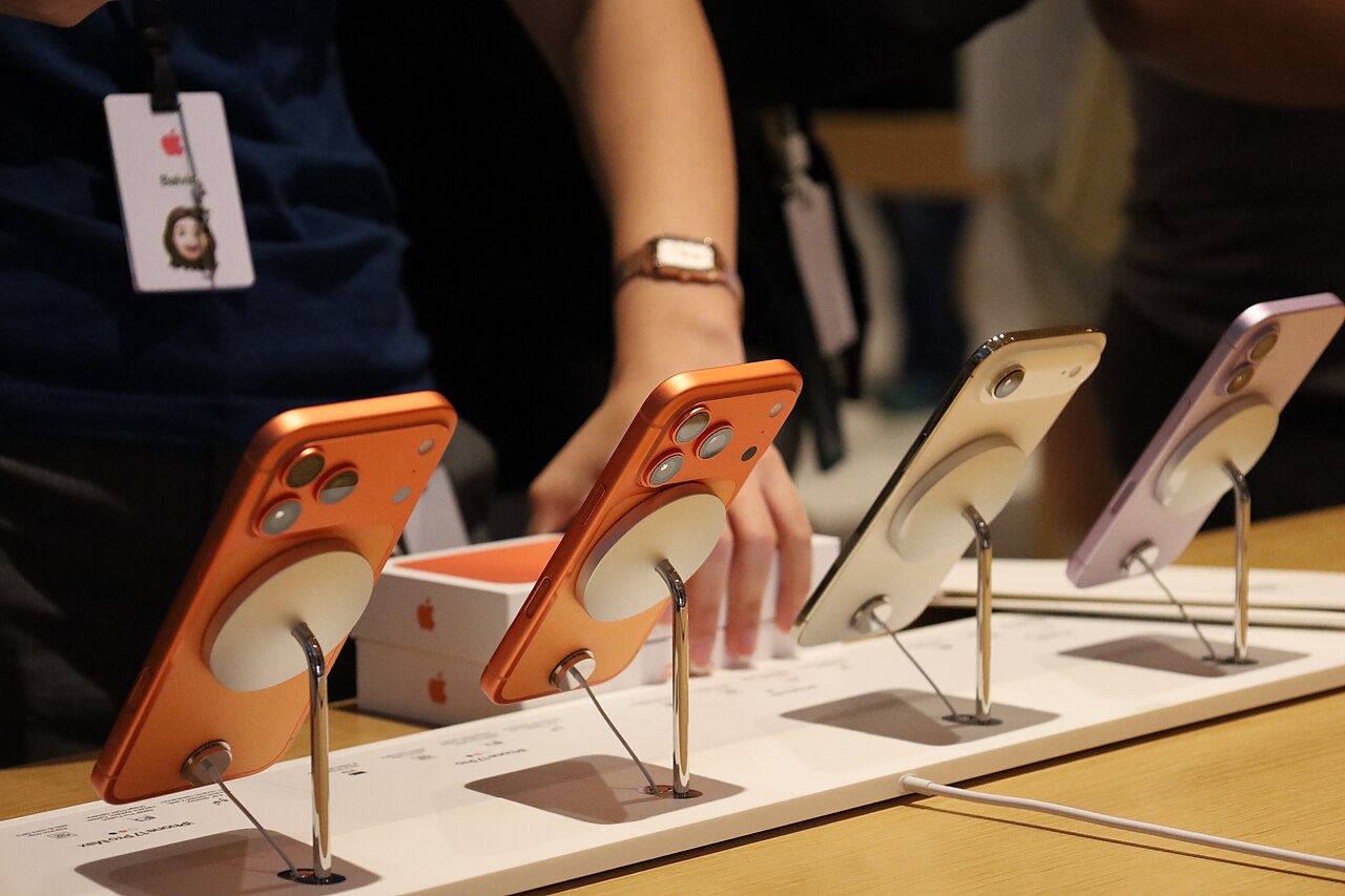 Линейка iPhone 17 на витрине — оригинал проверяют по номерам, не по блеску корпуса