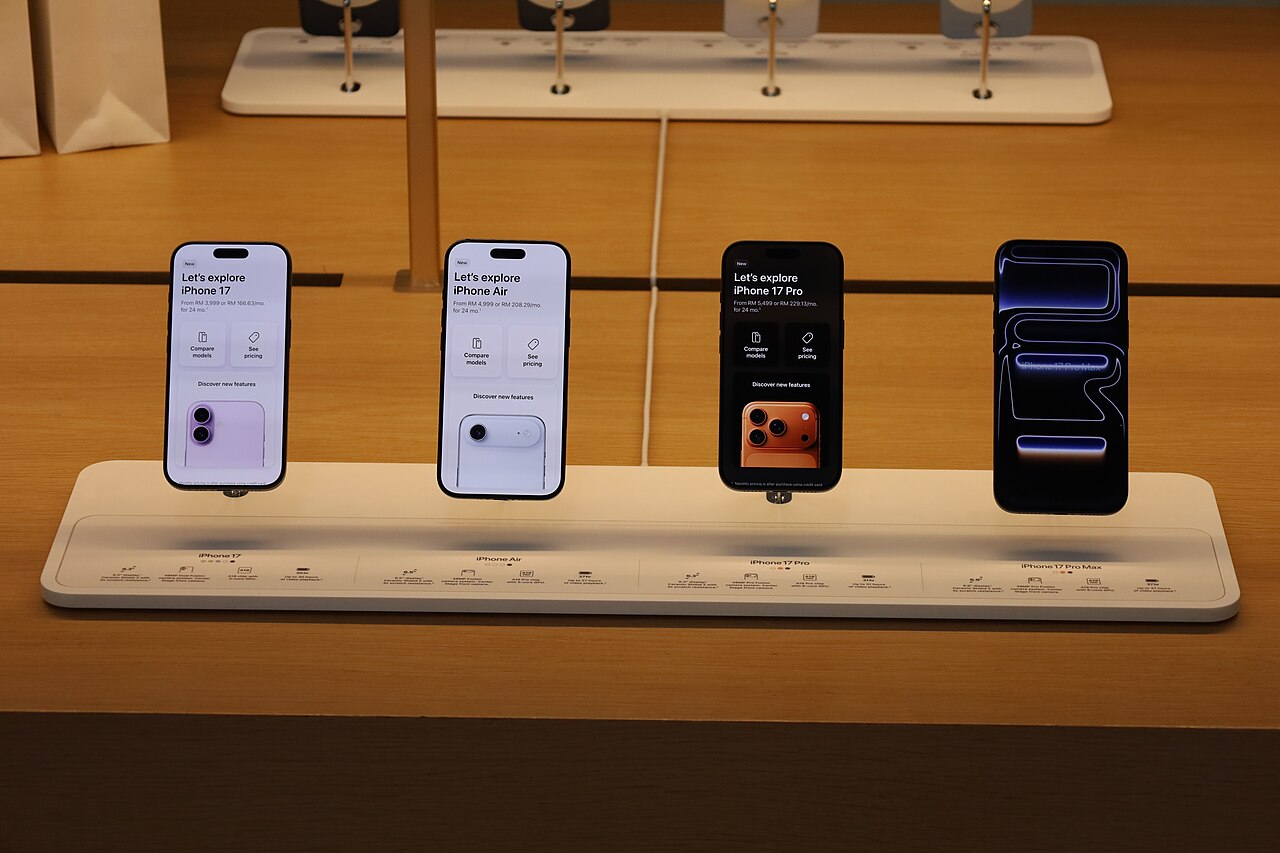 iPhone 17 на витрине — память выбирают до оплаты, не после