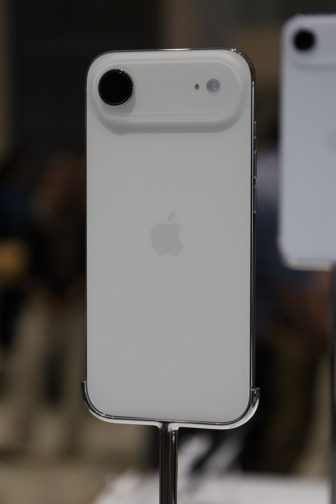 iPhone Air Light Gold — старый телефон можно сдать в зачёт нового