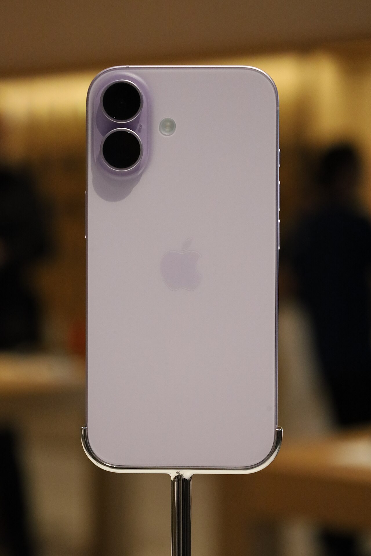 iPhone на столе — уведомления настраивают вечером, не оставляют всё включённым с завода
